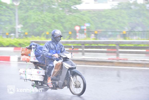 Hà Nội mưa trắng trời, cán bộ đội mưa bám chốt kiểm soát người ra vào khu vực vùng xanh-4