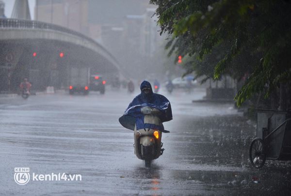 Hà Nội mưa trắng trời, cán bộ đội mưa bám chốt kiểm soát người ra vào khu vực vùng xanh-5