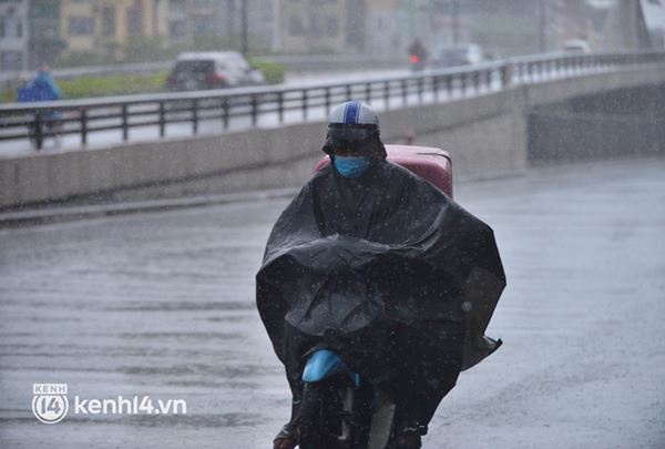 Hà Nội mưa trắng trời, cán bộ đội mưa bám chốt kiểm soát người ra vào khu vực vùng xanh-6