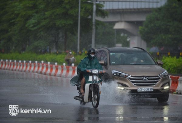 Hà Nội mưa trắng trời, cán bộ đội mưa bám chốt kiểm soát người ra vào khu vực vùng xanh-7