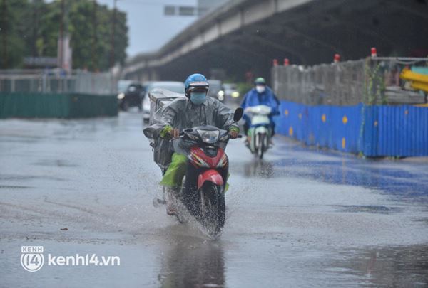 Hà Nội mưa trắng trời, cán bộ đội mưa bám chốt kiểm soát người ra vào khu vực vùng xanh-8