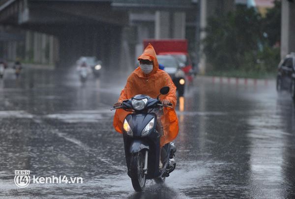 Hà Nội mưa trắng trời, cán bộ đội mưa bám chốt kiểm soát người ra vào khu vực vùng xanh-9