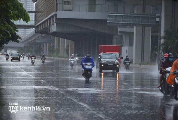 Hà Nội mưa trắng trời, cán bộ đội mưa bám chốt kiểm soát người ra vào khu vực vùng xanh-10