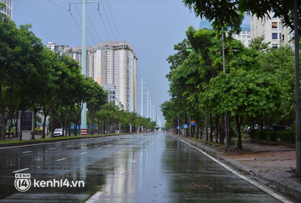 Hà Nội mưa trắng trời, cán bộ đội mưa bám chốt kiểm soát người ra vào khu vực vùng xanh-11