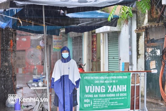 Hà Nội mưa trắng trời, cán bộ đội mưa bám chốt kiểm soát người ra vào khu vực vùng xanh