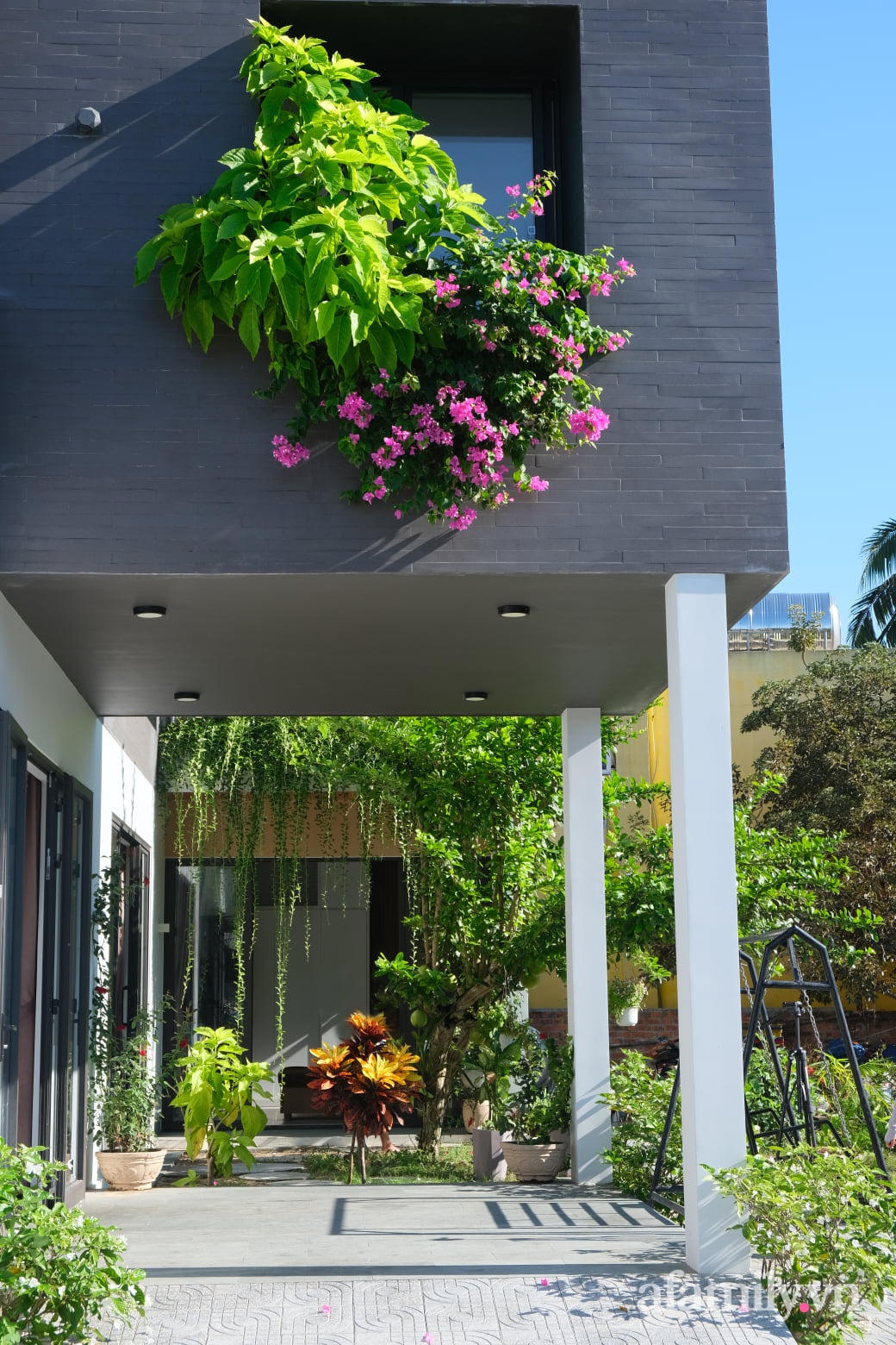 Ngôi nhà tương phản màu sắc mang nét đẹp hiện đại của con gái tự thiết kế dành tặng ba mẹ ở Quảng Nam-10