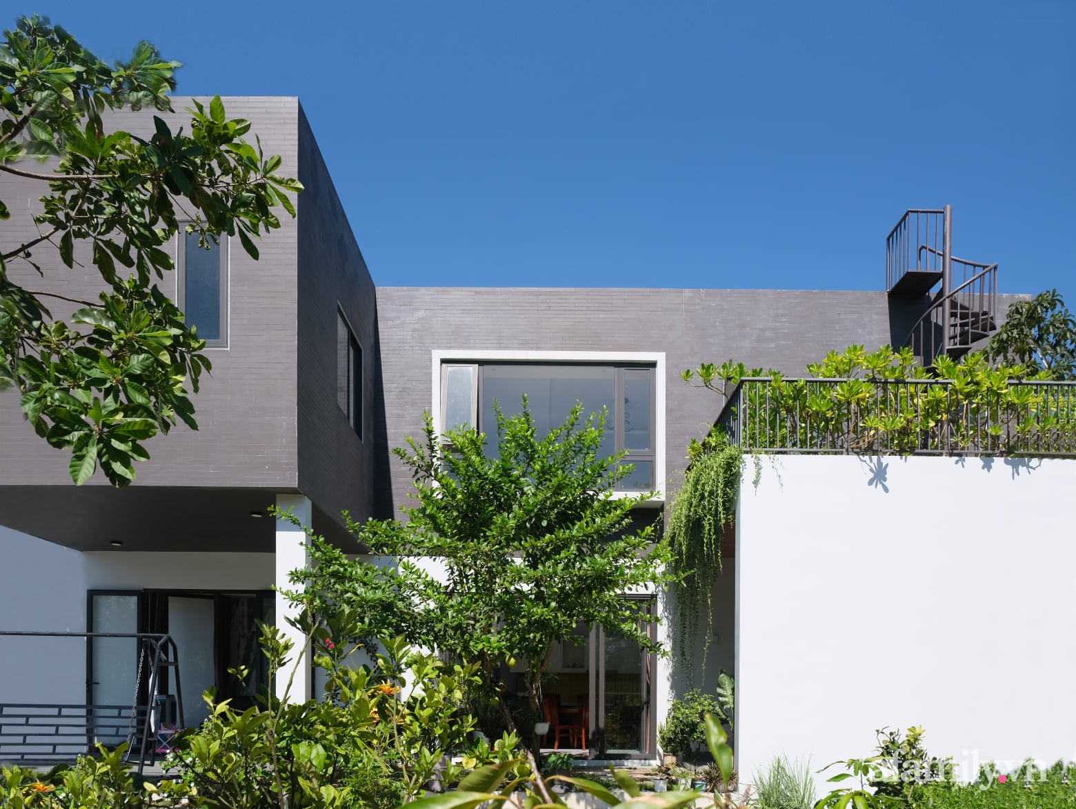 Ngôi nhà tương phản màu sắc mang nét đẹp hiện đại của con gái tự thiết kế dành tặng ba mẹ ở Quảng Nam-14