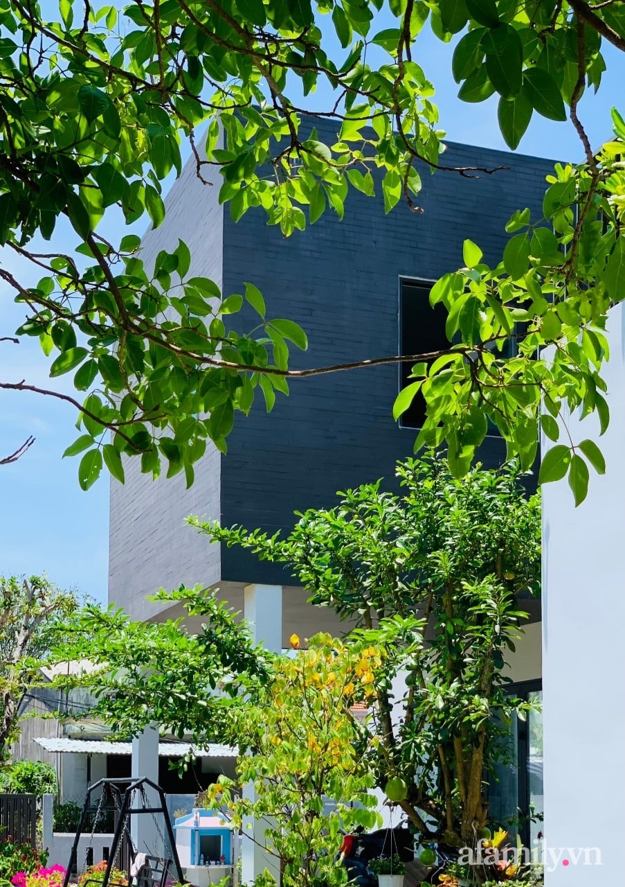 Ngôi nhà tương phản màu sắc mang nét đẹp hiện đại của con gái tự thiết kế dành tặng ba mẹ ở Quảng Nam-11