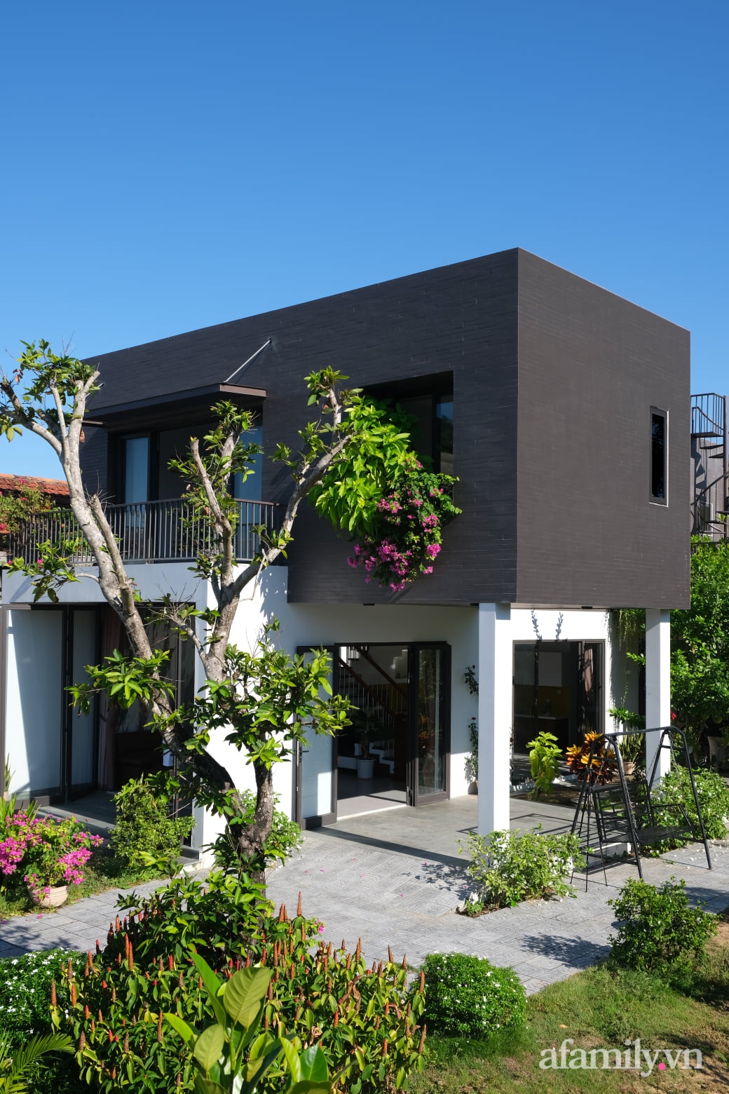 Ngôi nhà tương phản màu sắc mang nét đẹp hiện đại của con gái tự thiết kế dành tặng ba mẹ ở Quảng Nam-12