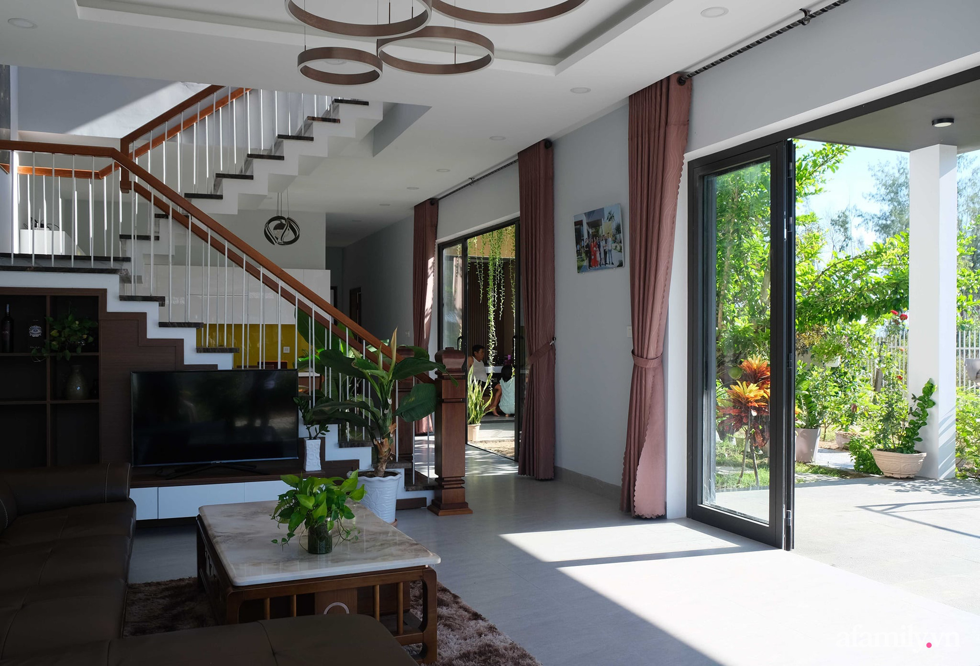 Ngôi nhà tương phản màu sắc mang nét đẹp hiện đại của con gái tự thiết kế dành tặng ba mẹ ở Quảng Nam-15