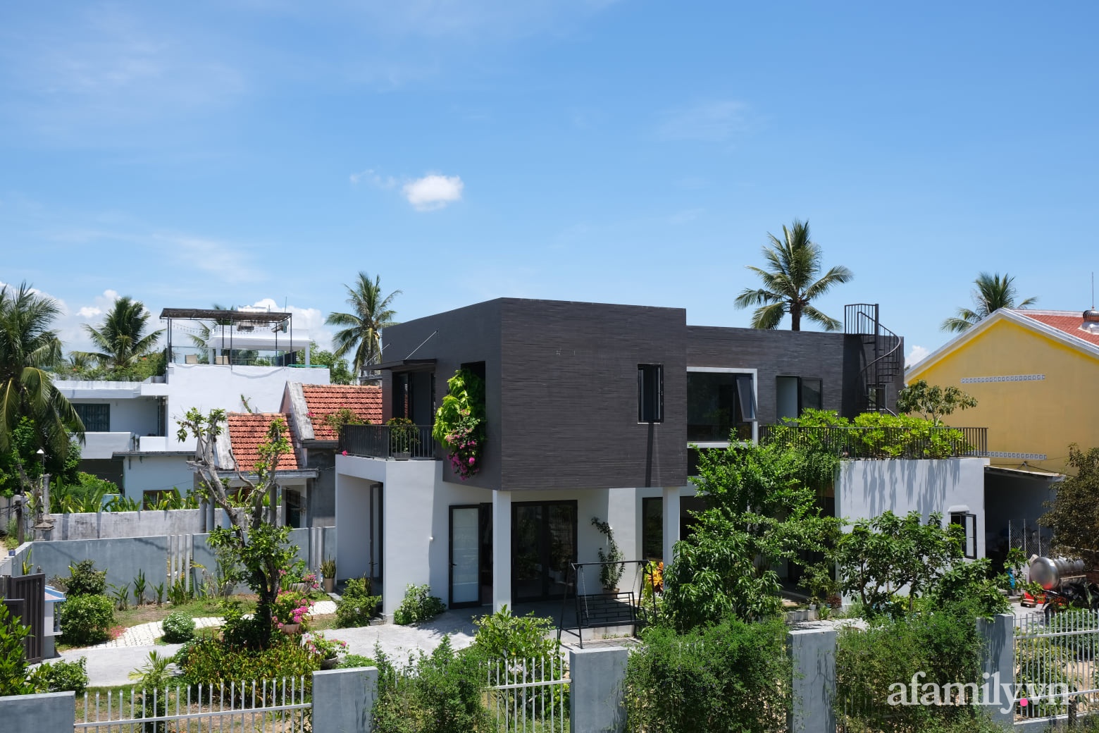 Ngôi nhà tương phản màu sắc mang nét đẹp hiện đại của con gái tự thiết kế dành tặng ba mẹ ở Quảng Nam-2