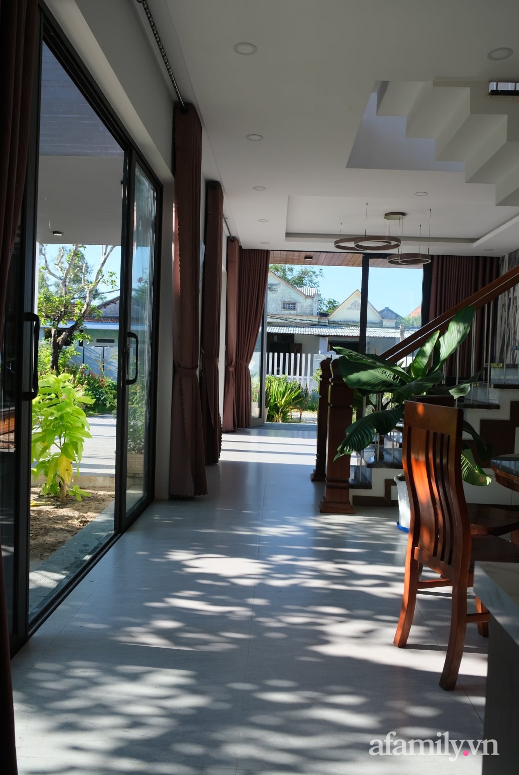 Ngôi nhà tương phản màu sắc mang nét đẹp hiện đại của con gái tự thiết kế dành tặng ba mẹ ở Quảng Nam-16