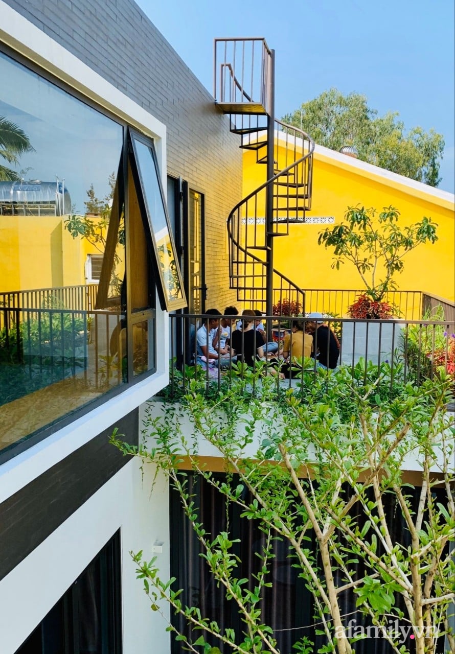 Ngôi nhà tương phản màu sắc mang nét đẹp hiện đại của con gái tự thiết kế dành tặng ba mẹ ở Quảng Nam-28