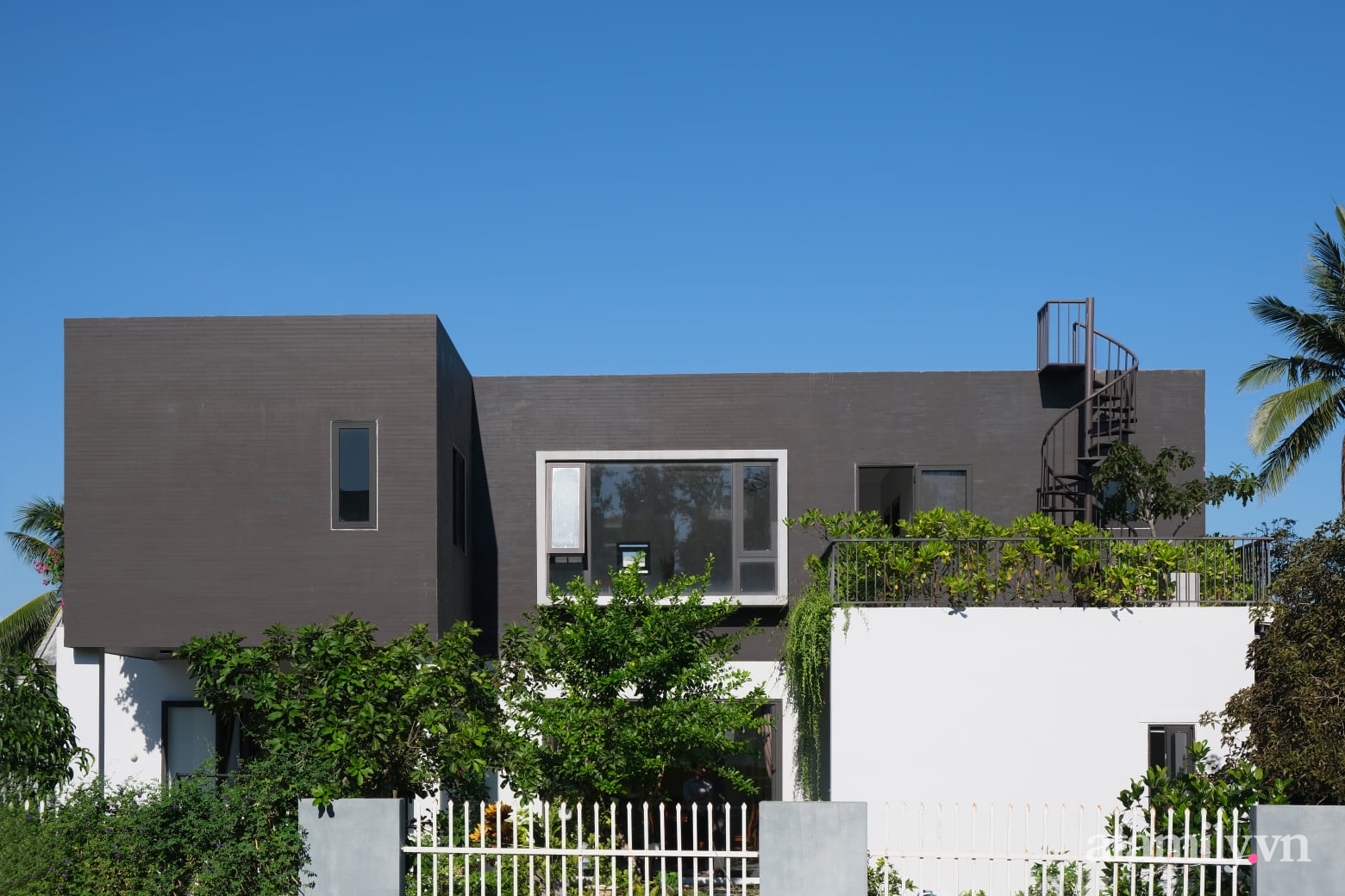 Ngôi nhà tương phản màu sắc mang nét đẹp hiện đại của con gái tự thiết kế dành tặng ba mẹ ở Quảng Nam-3