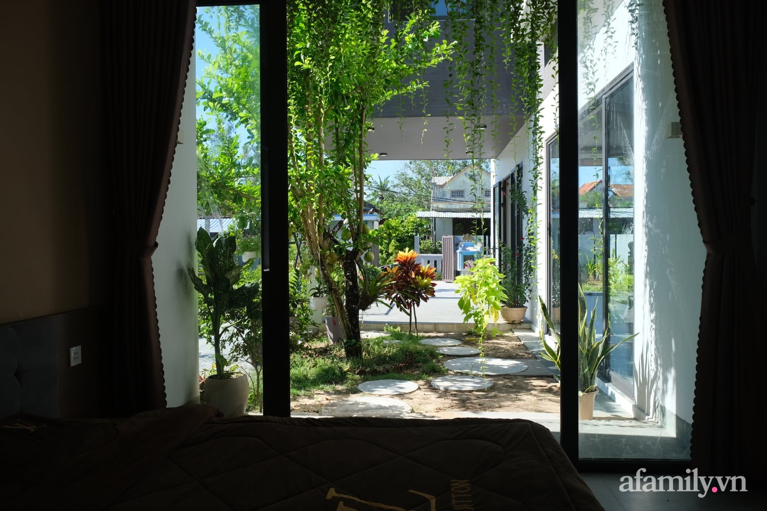 Ngôi nhà tương phản màu sắc mang nét đẹp hiện đại của con gái tự thiết kế dành tặng ba mẹ ở Quảng Nam-17