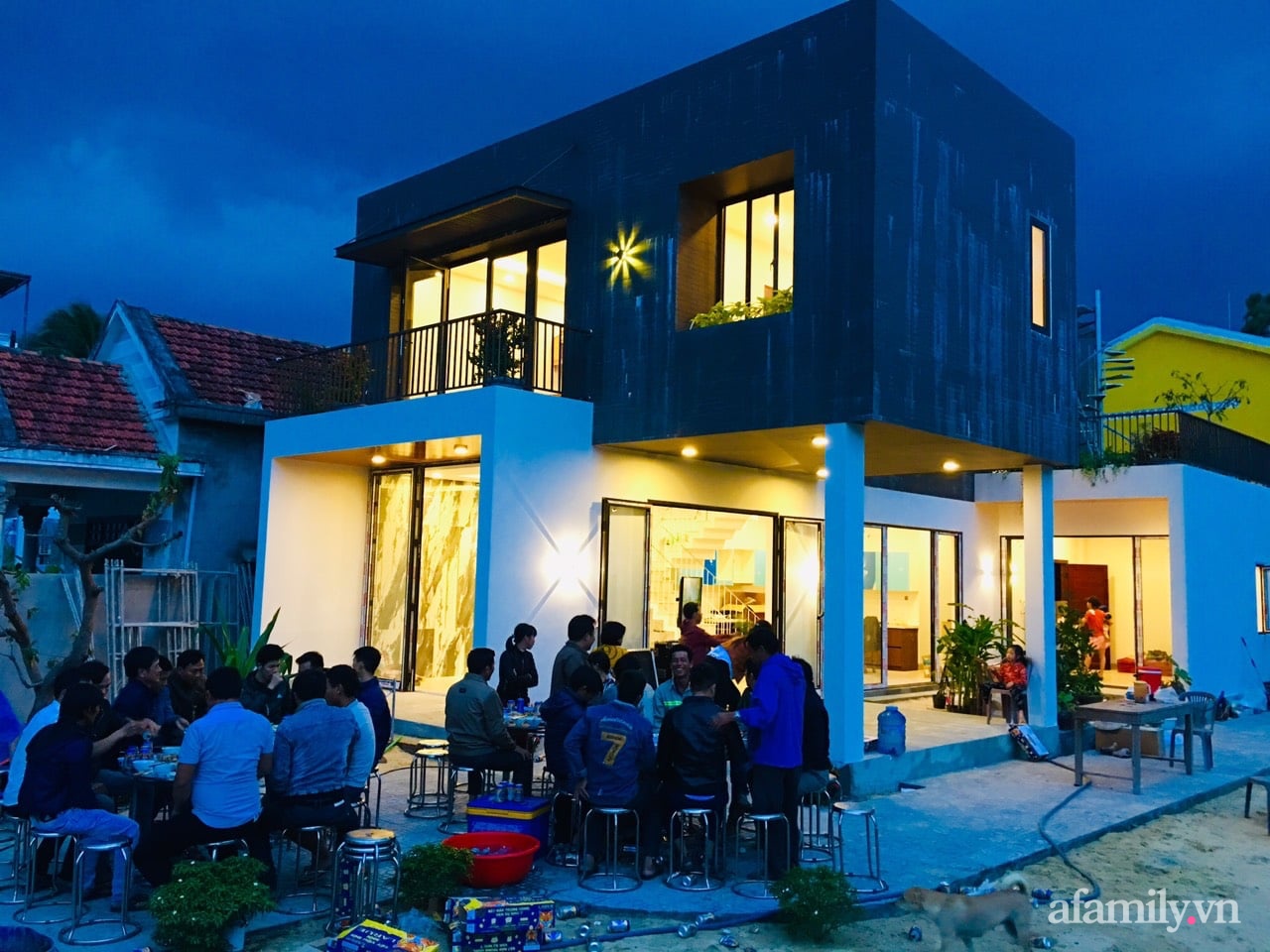 Ngôi nhà tương phản màu sắc mang nét đẹp hiện đại của con gái tự thiết kế dành tặng ba mẹ ở Quảng Nam-5