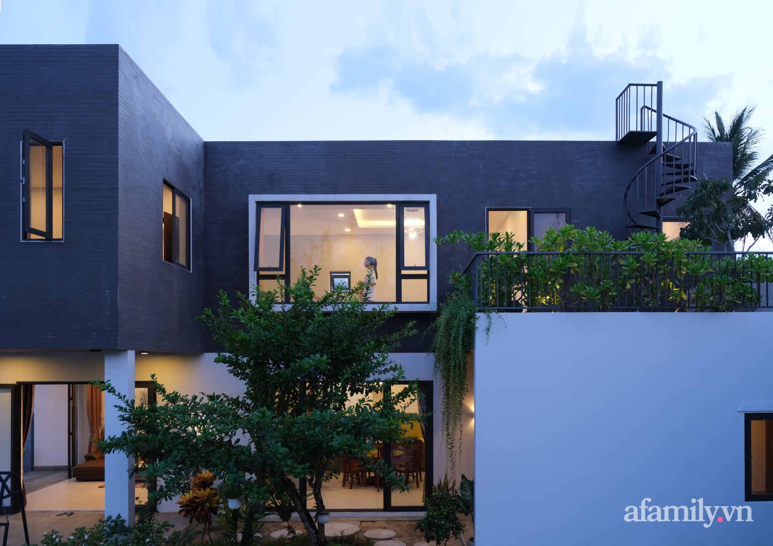 Ngôi nhà tương phản màu sắc mang nét đẹp hiện đại của con gái tự thiết kế dành tặng ba mẹ ở Quảng Nam-4