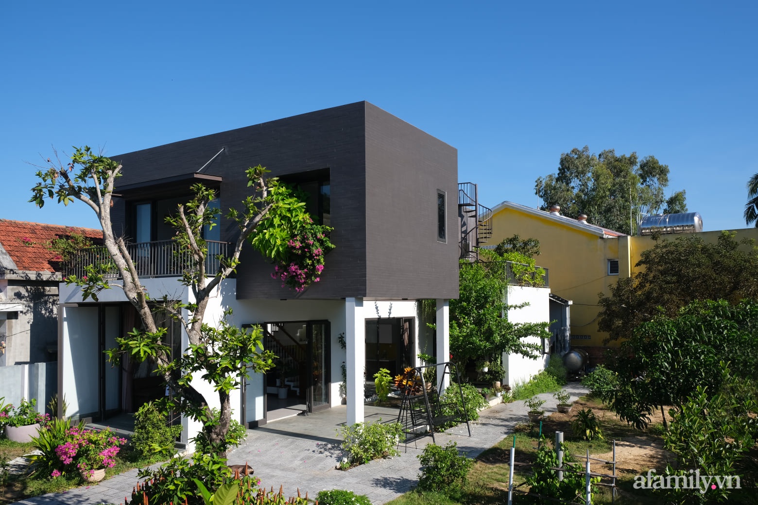 Ngôi nhà tương phản màu sắc mang nét đẹp hiện đại của con gái tự thiết kế dành tặng ba mẹ ở Quảng Nam-1