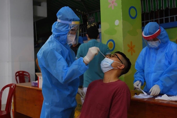 Phát hiện 2 ca mắc Covid-19 liên quan đến chuyến bay đưa thai phụ về quê, nhiều nhà báo phải cách ly tại nhà-3