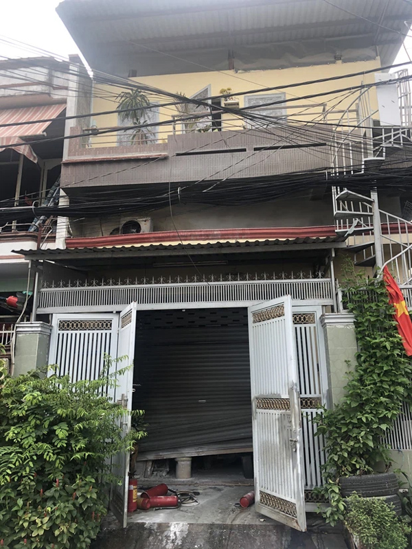 TP.HCM: Nhà 2 tầng cháy dữ dội, cảnh sát giải cứu 3 người mắc kẹt ra ngoài nhưng 1 người không qua khỏi-1