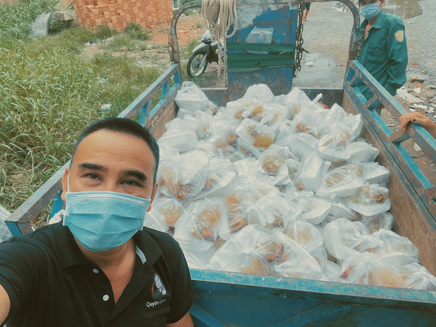 Quyền Linh bất ngờ hết tiền điện thoại trên sóng livestream, lý do đằng sau ai cũng xúc động-5