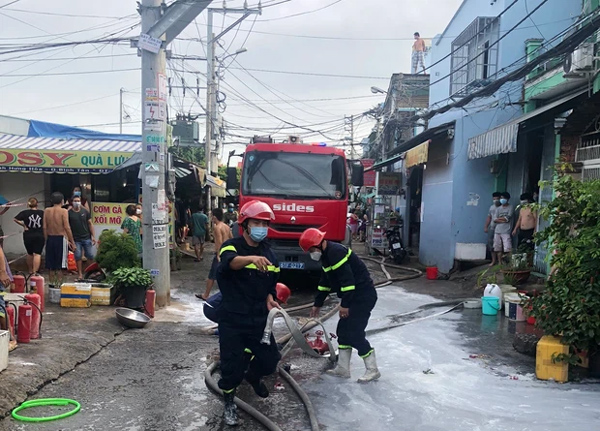 TP.HCM: Nhà 2 tầng cháy dữ dội, cảnh sát giải cứu 3 người mắc kẹt ra ngoài nhưng 1 người không qua khỏi-3