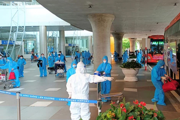 Khách đi máy bay từ TP.HCM ra Hà Nội phải cách ly tập trung 7 ngày tự trả phí-2