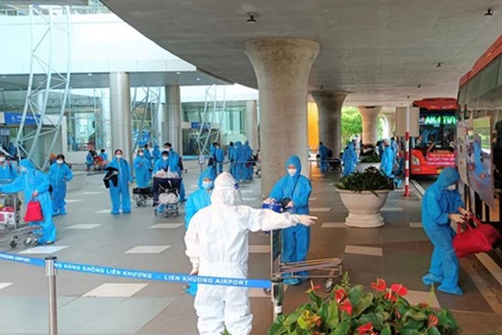 Phát hiện 2 ca mắc Covid-19 liên quan đến chuyến bay đưa thai phụ về quê, nhiều nhà báo phải cách ly tại nhà