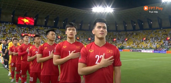 Đình Trọng đăng ảnh selfie nhắng nhít bên đồng đội, đáng chú ý là hành động xả vai” ông bố mạnh mẽ của Tiến Dũng-1