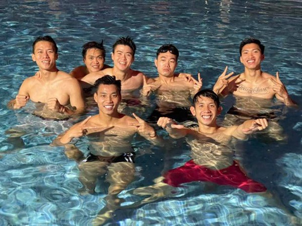 Đình Trọng đăng ảnh selfie nhắng nhít bên đồng đội, đáng chú ý là hành động xả vai” ông bố mạnh mẽ của Tiến Dũng-5