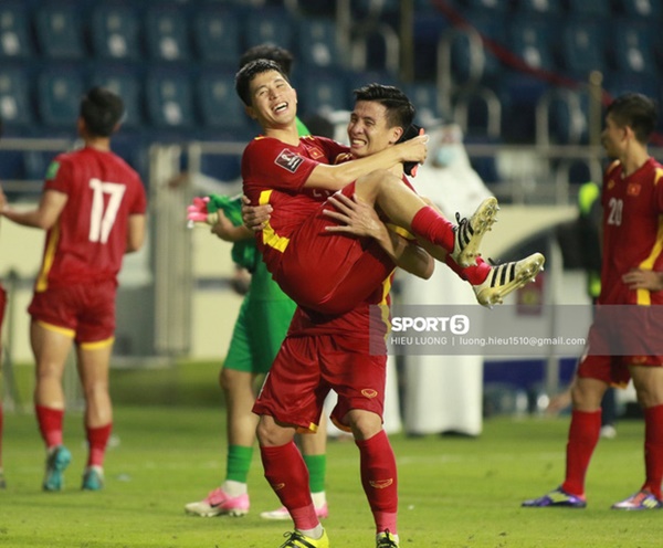 Đình Trọng đăng ảnh selfie nhắng nhít bên đồng đội, đáng chú ý là hành động xả vai” ông bố mạnh mẽ của Tiến Dũng-4