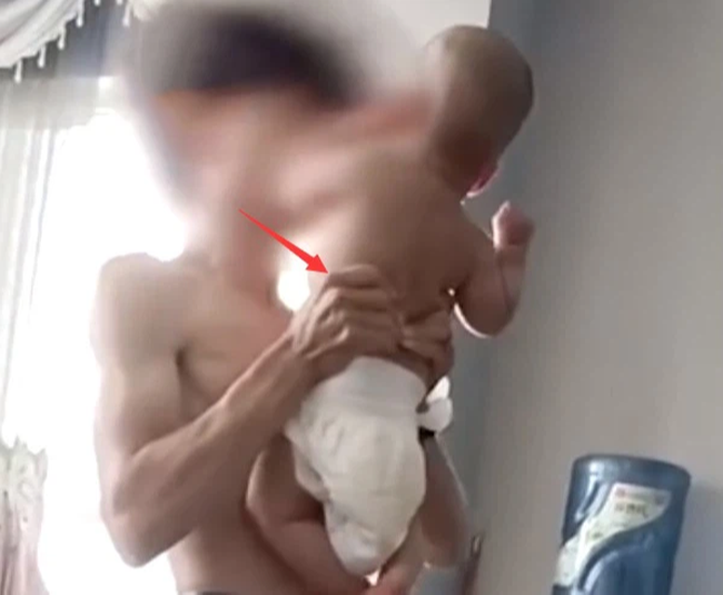 Lan truyền đoạn phim bé sơ sinh bị bóp bụng, ném lên trần nhà, cảnh sát xác nhận thực hư và danh tính gã đàn ông gây phẫn nộ-1