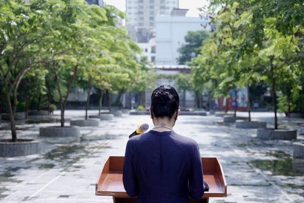 Học sinh và phụ huynh nói gì về hình xăm gây tranh cãi của cô Phó Hiệu trưởng trong bức hình khai giảng lịch sử?-4