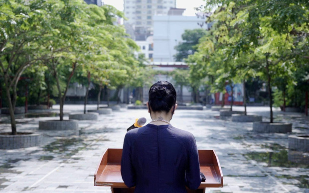 Bị ném đá vì hình xăm trên cổ trong bức ảnh khai giảng lịch sử, cô hiệu phó Văn Thuỳ Dương chính thức lên tiếng-1