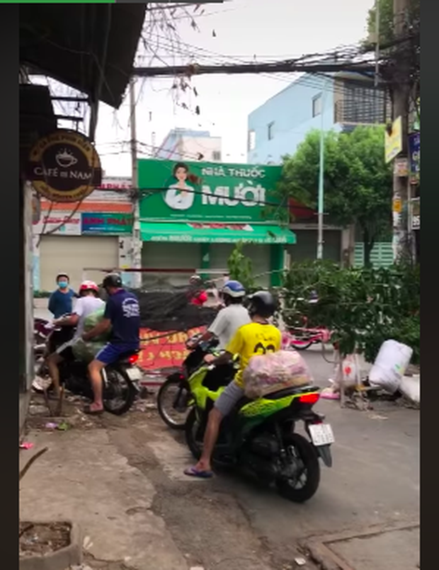 Clip người dân phá rào chắn phòng dịch ở TP.HCM để đi: Phường sẽ kiểm tra biển số xe để xử phạt-1