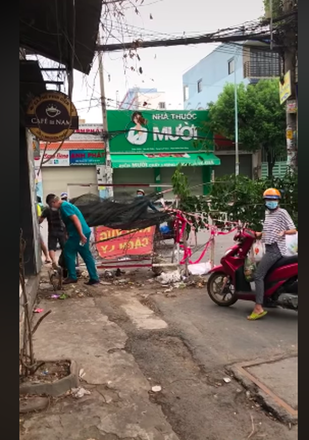 Clip người dân phá rào chắn phòng dịch ở TP.HCM để đi: Phường sẽ kiểm tra biển số xe để xử phạt-2
