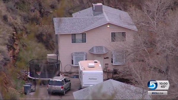 Bé trai 12 tuổi bị mẹ nhốt trong phòng tắm đến nỗi teo tóp như trẻ lên 2, hiện trường khiến cảnh sát cũng ám ảnh-2