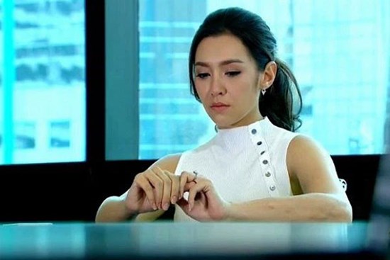 Đến chiếc điều hòa cho con chồng cũng tháo mang đến sống cùng người tình, qua 1 năm vợ cũ giật mình nhìn người ngồi ở hiên nhà