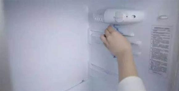 Nếu tủ lạnh quá bẩn, không thể lau sạch, hướng dẫn bạn một mẹo nhỏ là tủ lạnh sẽ sạch không còn vi khuẩn trong 10 phút-2