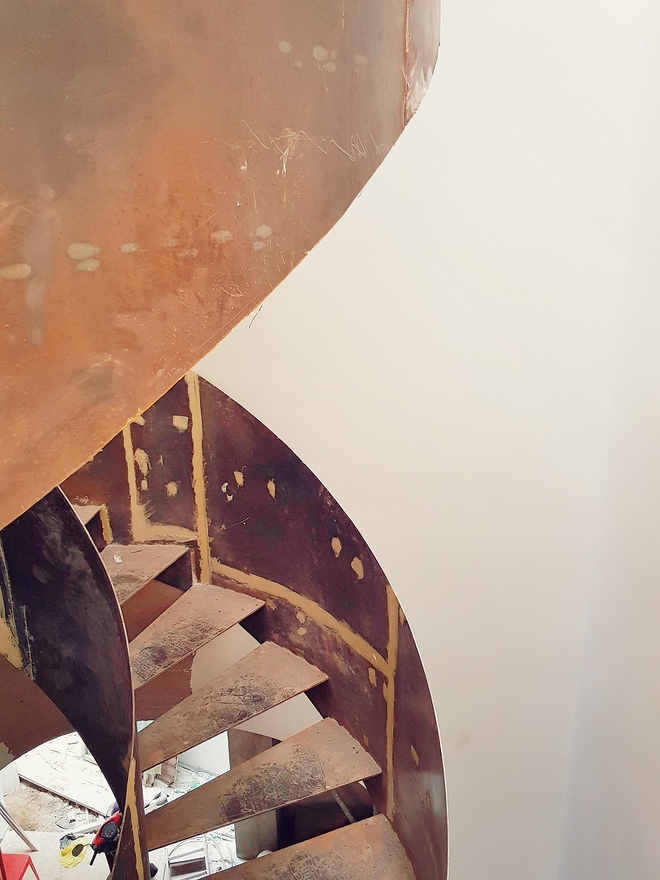 Giám đốc sáng tạo xây lại căn nhà tổ, kiến trúc toàn đường cong uốn lượn với cực phẩm cầu thang vàng xoắn mềm mại như dải lụa-5