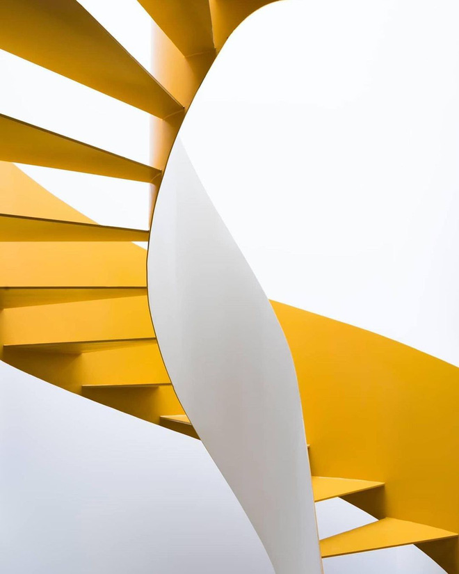 Giám đốc sáng tạo xây lại căn nhà tổ, kiến trúc toàn đường cong uốn lượn với cực phẩm cầu thang vàng xoắn mềm mại như dải lụa-6