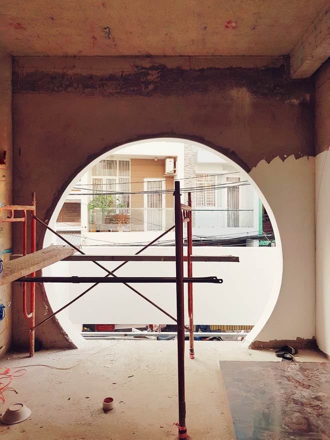 Giám đốc sáng tạo xây lại căn nhà tổ, kiến trúc toàn đường cong uốn lượn với cực phẩm cầu thang vàng xoắn mềm mại như dải lụa-7