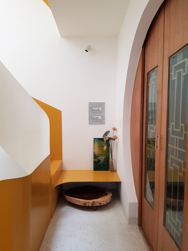 Giám đốc sáng tạo xây lại căn nhà tổ, kiến trúc toàn đường cong uốn lượn với cực phẩm cầu thang vàng xoắn mềm mại như dải lụa-11