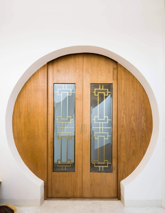 Giám đốc sáng tạo xây lại căn nhà tổ, kiến trúc toàn đường cong uốn lượn với cực phẩm cầu thang vàng xoắn mềm mại như dải lụa-13