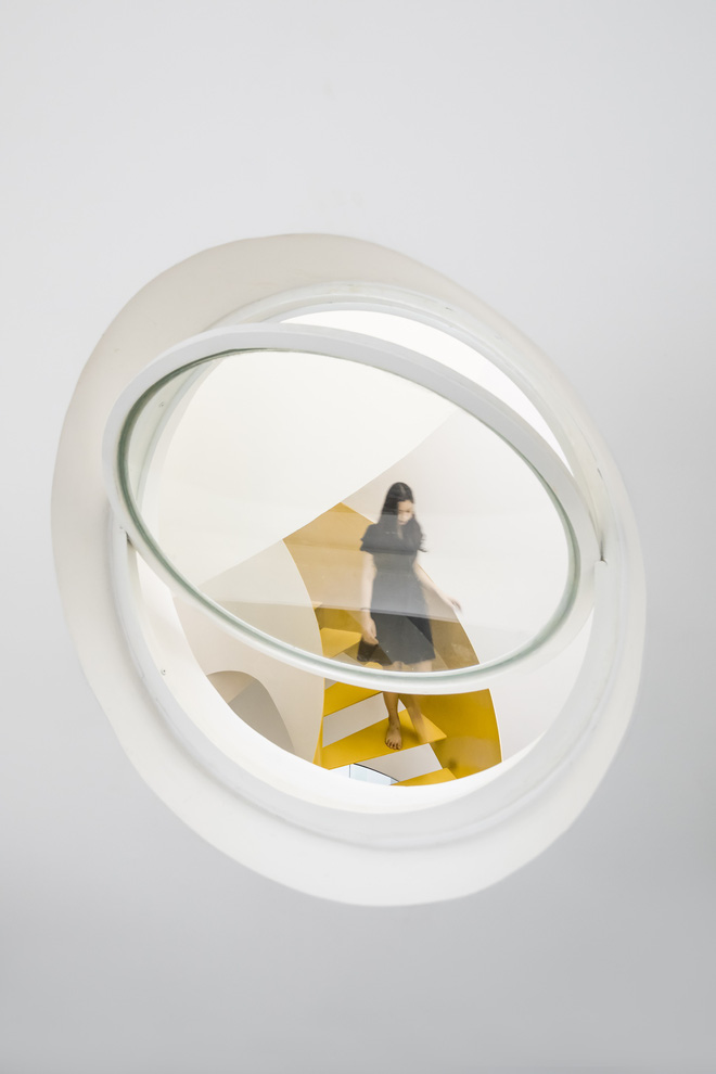 Giám đốc sáng tạo xây lại căn nhà tổ, kiến trúc toàn đường cong uốn lượn với cực phẩm cầu thang vàng xoắn mềm mại như dải lụa-14