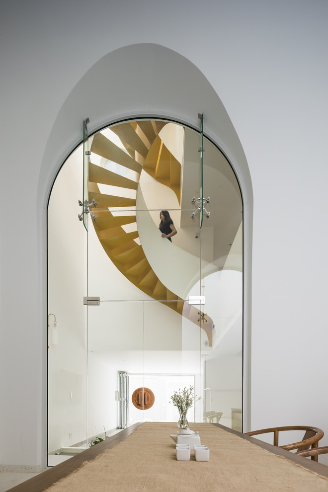 Giám đốc sáng tạo xây lại căn nhà tổ, kiến trúc toàn đường cong uốn lượn với cực phẩm cầu thang vàng xoắn mềm mại như dải lụa-18