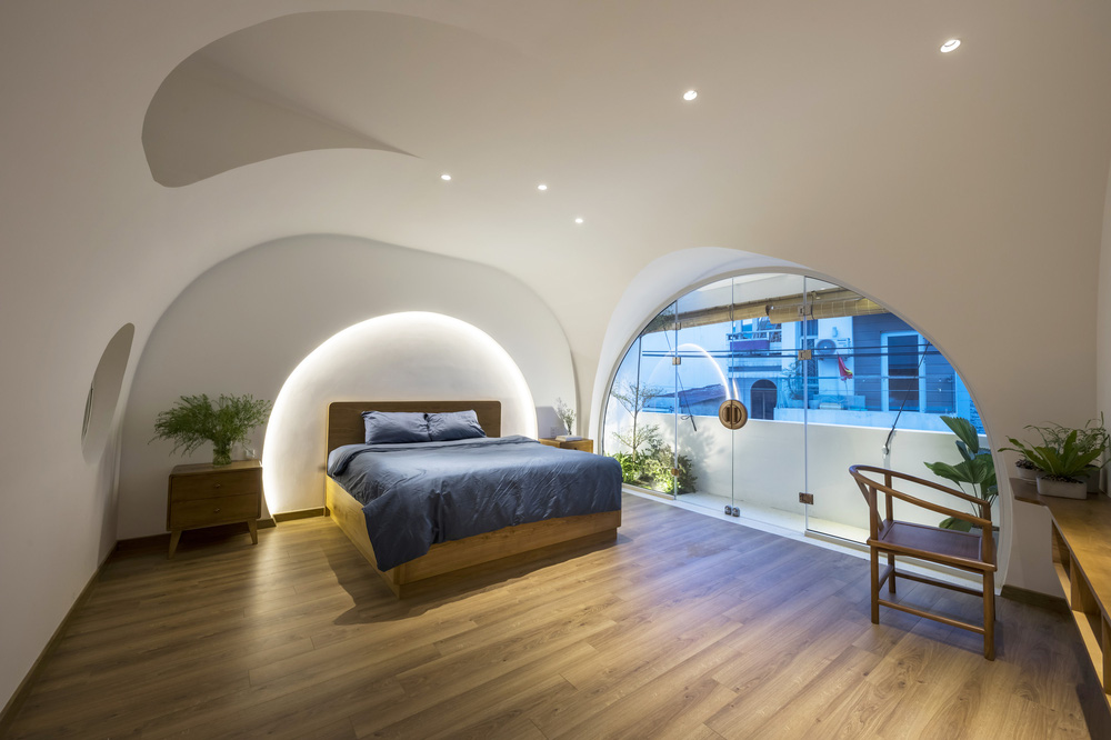 Giám đốc sáng tạo xây lại căn nhà tổ, kiến trúc toàn đường cong uốn lượn với cực phẩm cầu thang vàng xoắn mềm mại như dải lụa-19