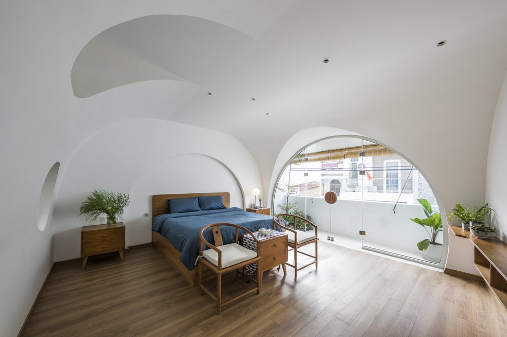 Giám đốc sáng tạo xây lại căn nhà tổ, kiến trúc toàn đường cong uốn lượn với cực phẩm cầu thang vàng xoắn mềm mại như dải lụa-20