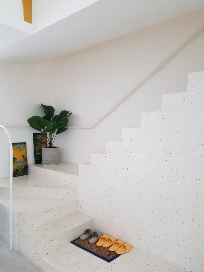 Giám đốc sáng tạo xây lại căn nhà tổ, kiến trúc toàn đường cong uốn lượn với cực phẩm cầu thang vàng xoắn mềm mại như dải lụa-25