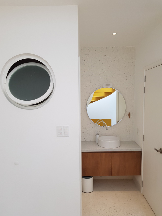 Giám đốc sáng tạo xây lại căn nhà tổ, kiến trúc toàn đường cong uốn lượn với cực phẩm cầu thang vàng xoắn mềm mại như dải lụa-27